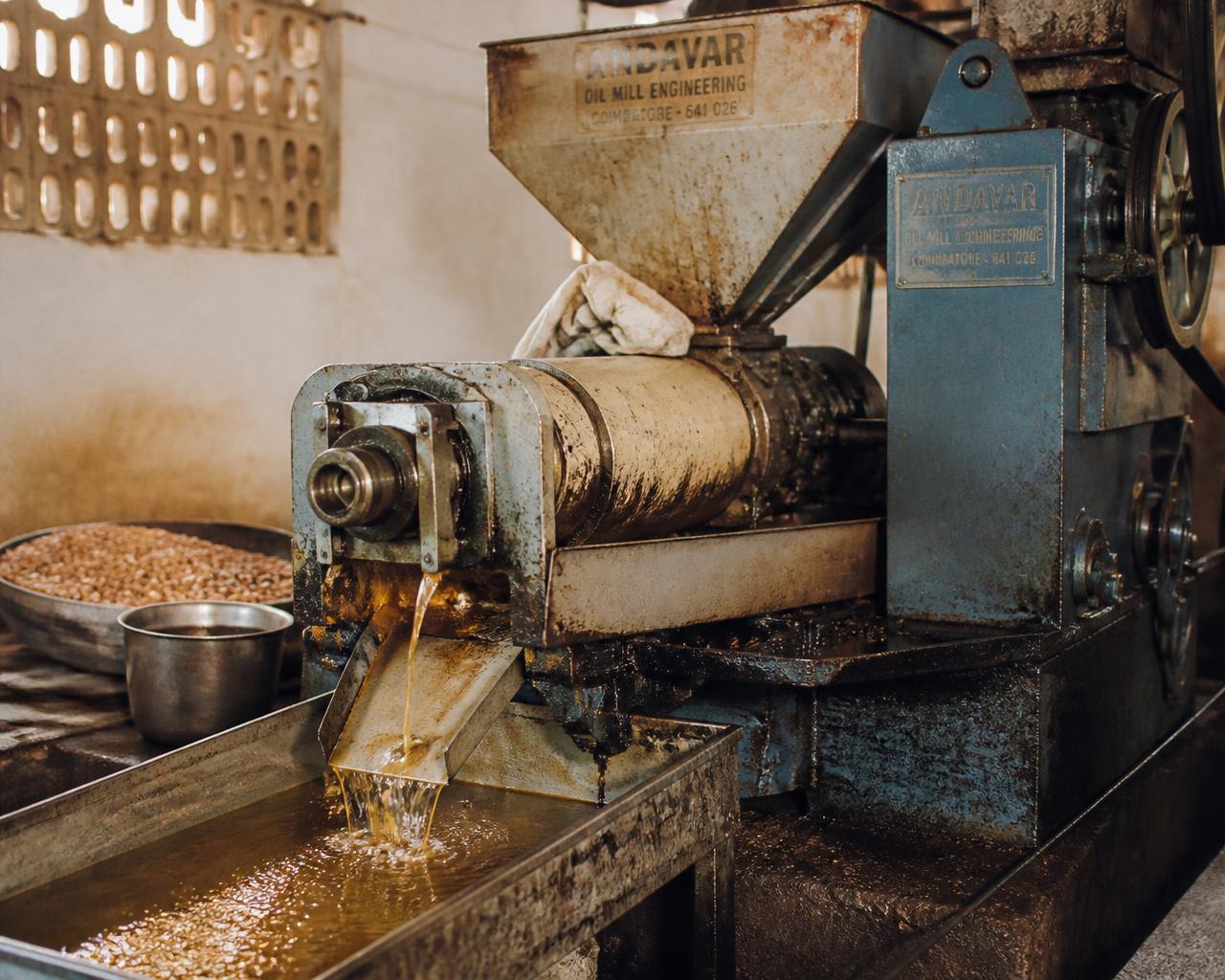 Expeller machine mechanically pressing groundnuts to extract oil